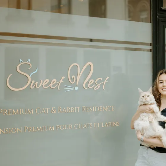 Saskia et un chat devant la vitrine de Sweetnest