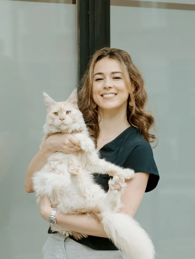 Saskia and a cat in front of the Sweetnest window